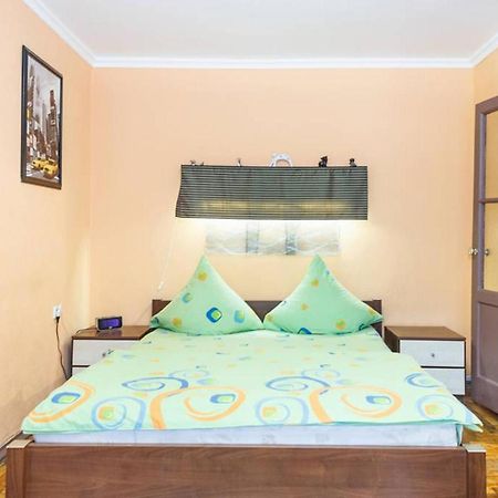 Apartment On Sobornyi Avenue 143 Near Intourist Hotel Zaporizhia Exterior photo