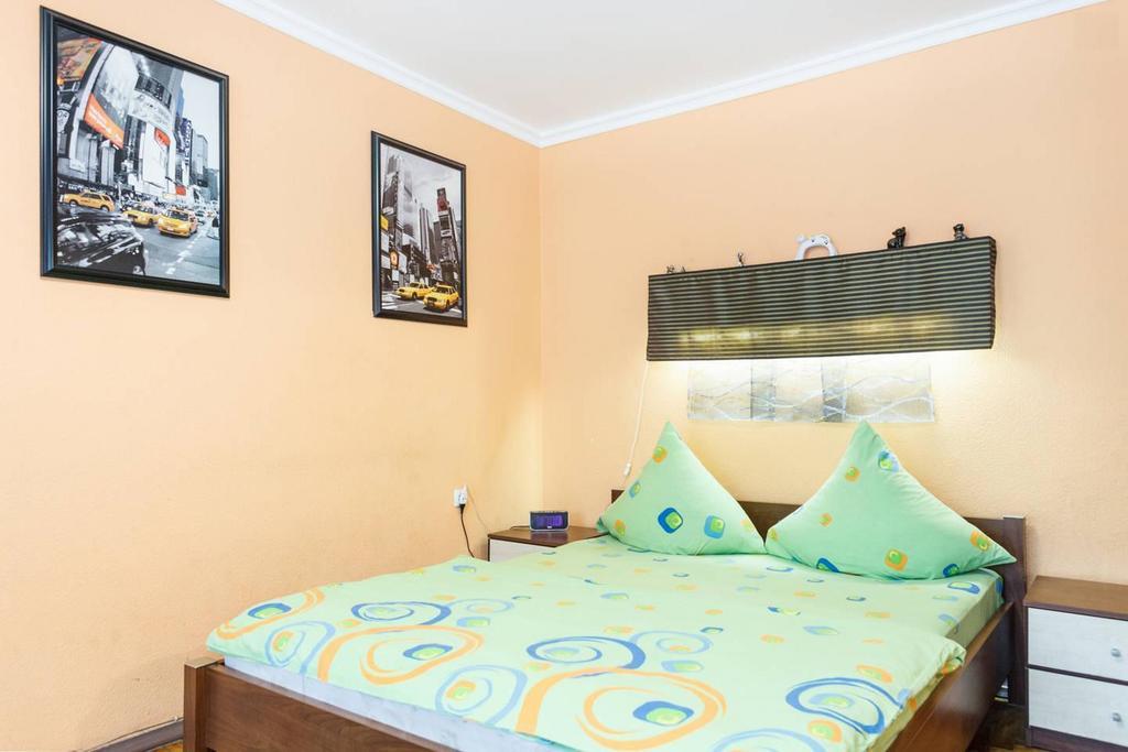 Apartment On Sobornyi Avenue 143 Near Intourist Hotel Zaporizhia Exterior photo